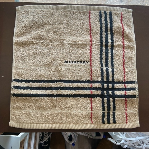Burberry London set of 2 novacheck hand face towels NWOT - Picture 10 of 13